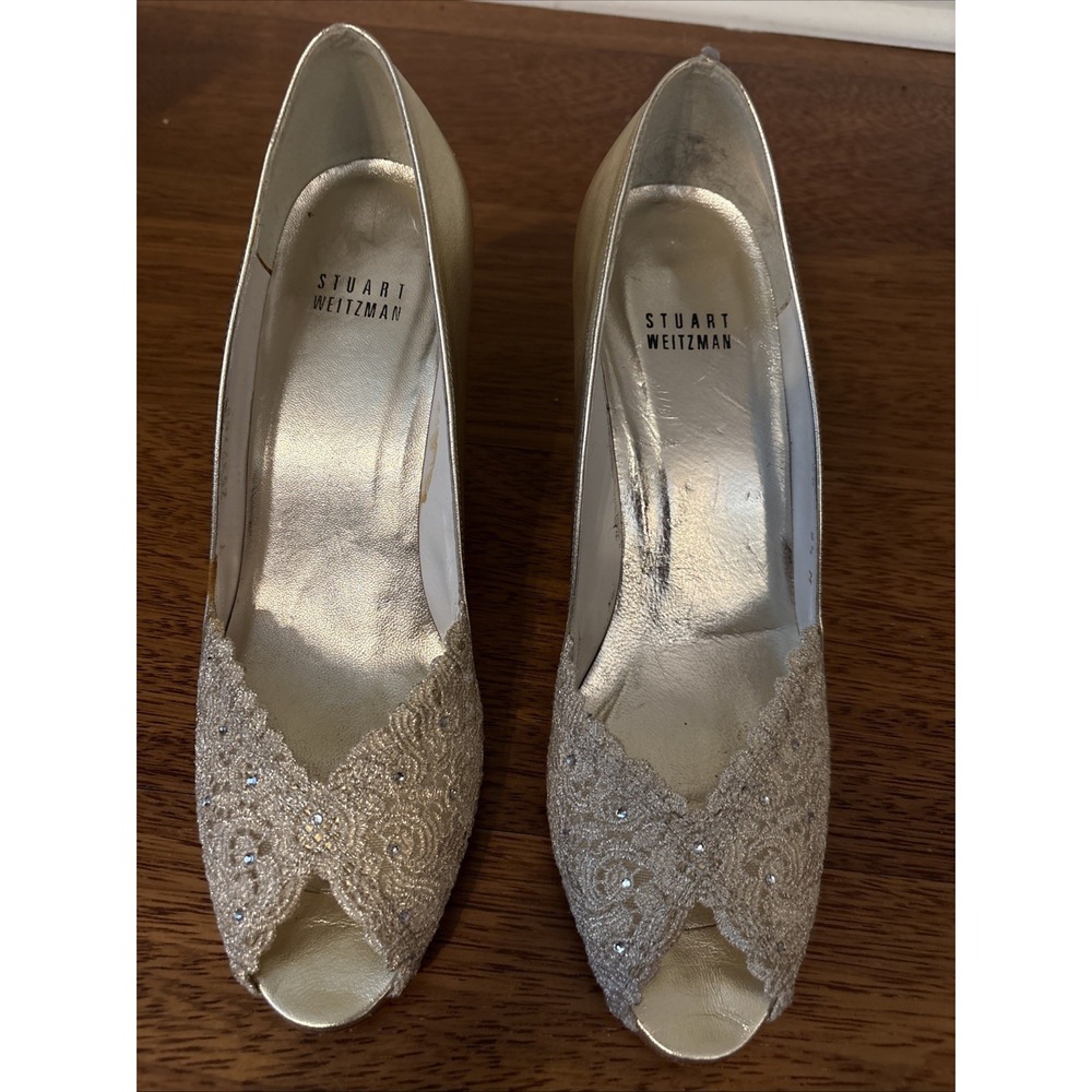 Stuart Weitzman Chantelle Gold Lace Peep Toe Leather Sole Heel Made Spain 8.5
